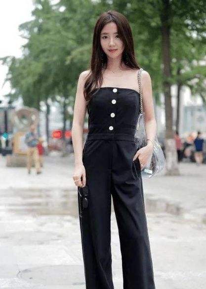 「短裤」街拍:小姐姐穿白色上衣配短裤,身材苗条有致,曼妙动人