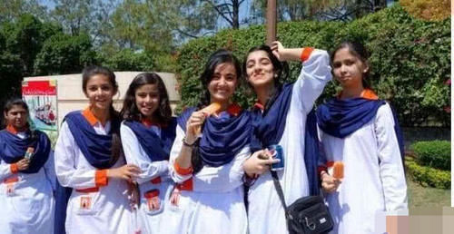 巴基斯坦人来中国旅游,花光了回国的路费,中国人是怎么对待的?