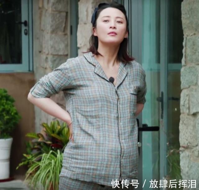 蒋勤勤单独挺大肚买菜，在商贩找了零钱说了一句话瞬间圈粉无数