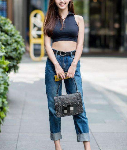  #适合#时尚穿搭展示:荷叶下摆吊带上衣搭配破洞牛仔裤