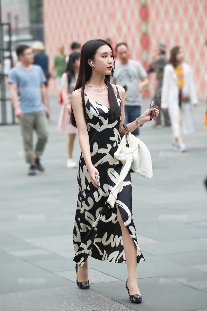 气质|街拍：书香气质的小姐姐，自己在裙子上“作画”，才女就是不一样