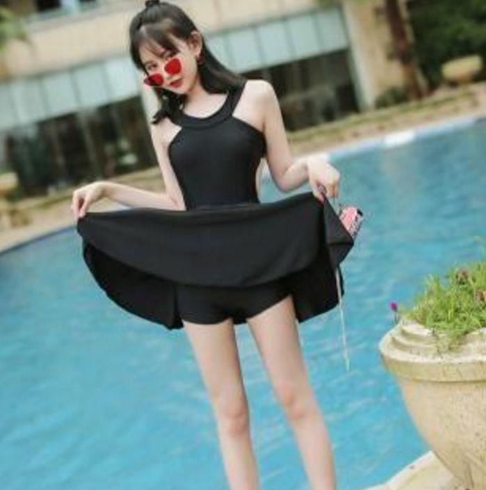 漂亮的小姐姐身穿时尚的泳衣,比基尼镂空三件套彰显出女性身材