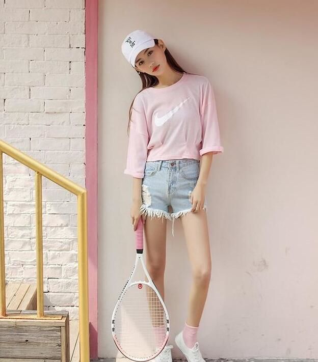 新颖个性的牛仔裤妹子，皮肤白皙五官精致，真漂亮啊！