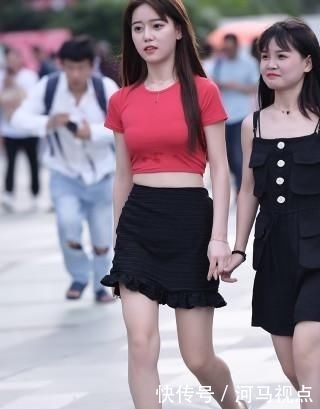 「红色」红色短袖搭配时尚小黑裙,高挑身材魅力尽显!