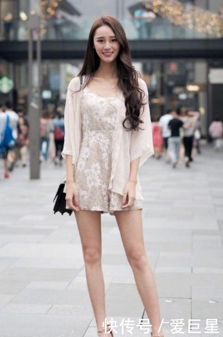 白皙|街拍,高挑白皙美女,迷人的香肩,始终牵动着路人的心弦