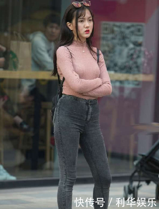 街拍：这个小姐姐长得，不仅脸好看，身材也好看！