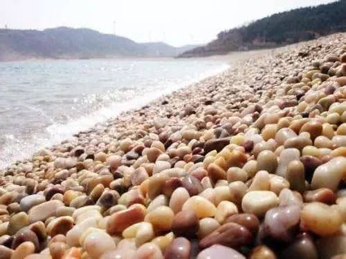 游客欲带走景区球石被阻拦,为何门票140,拿块石头也不行吗?