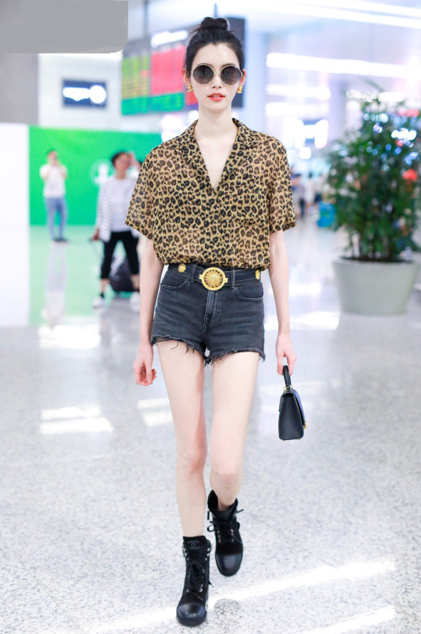 奚梦瑶向阔太看齐,戴10克黄金耳环,腰间还系着1斤重金腰带!