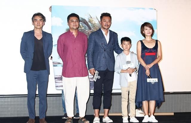 马伊琍出席活动，未修图也很美，蓝裙配白鞋气质仍满分！