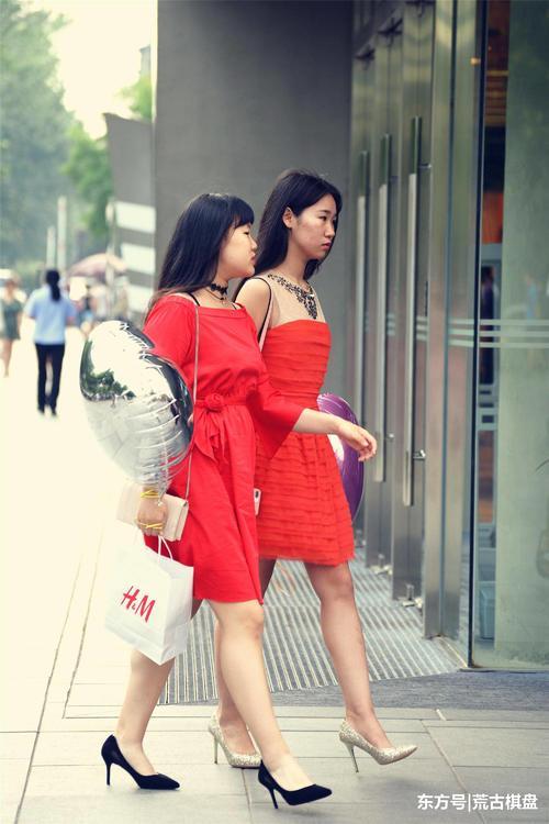 一对身材不同的闺蜜，她们穿着红裙，却搭配不一样的尖头细高跟鞋