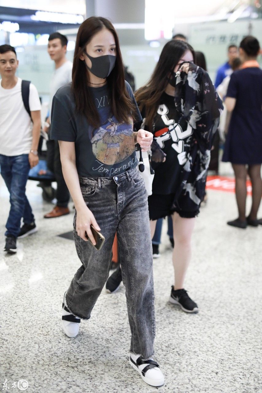 陈乔恩现身机场，身上的裤子显得腿粗无比，时尚教主不时尚