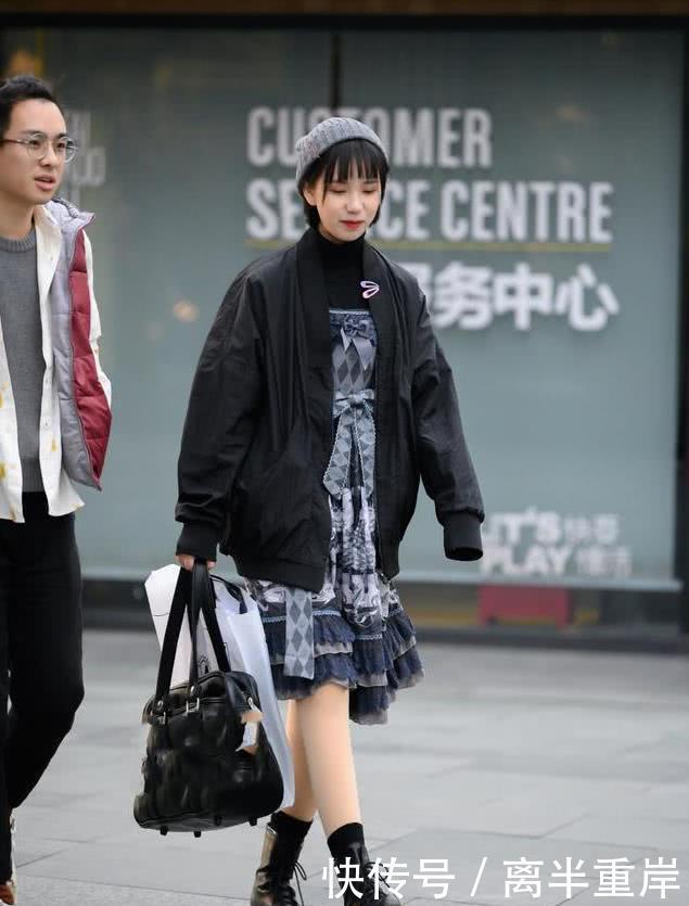 『韵味』街拍:身材苗条的美女,一件灰色的修身套装,尽显成熟女人韵味