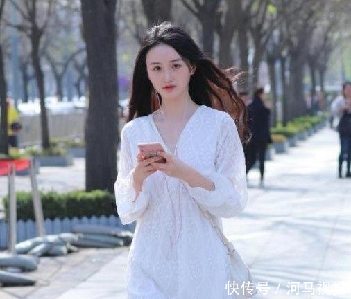 「 美女」彰显女性娇俏气质,热情活泼的时尚街拍:俏皮可人的美女
