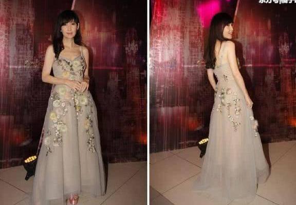 52岁周慧敏气质超群,一身吊带连衣裙搭配高跟鞋,真有50岁?