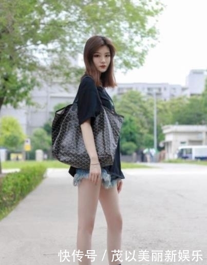 明媚|街拍:美女穿蓝色条纹紧身裙,秀出纤细长腿,明媚的笑容充满魅力
