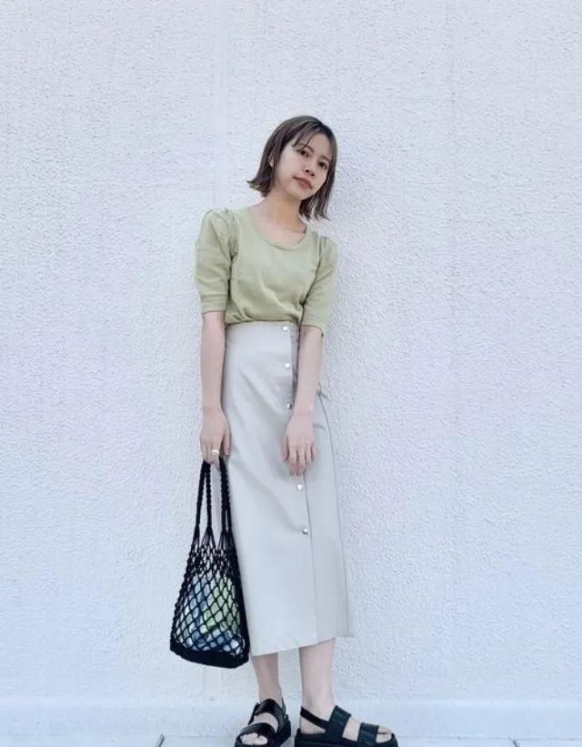  『长裙』怎么穿都百搭！直筒长裙透过3种混搭方式打造日系休闲风