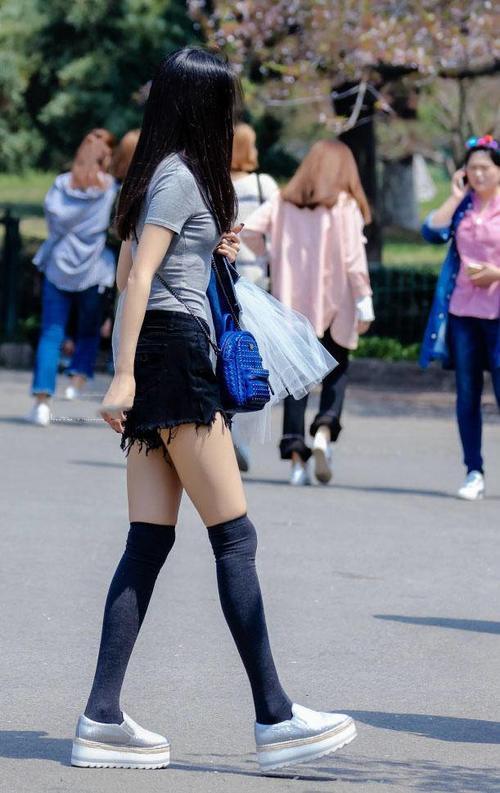 人群中亮眼的时尚辣妈，热裤长靴根本看不出来刚生完孩子！