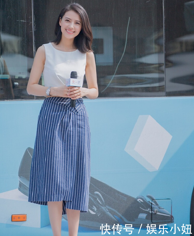 高圆圆穿露肩长裙亮相，头发随便扎都能这么美，气质真的很重要！