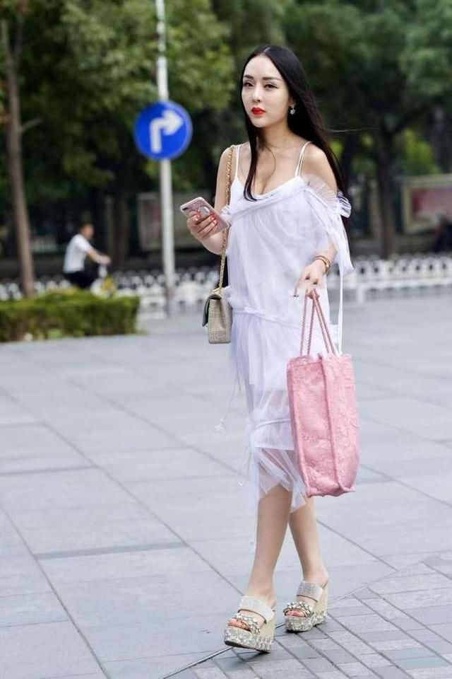 街拍，白色低领吊带长裙与少女的气质完美结合，如仙女般美丽迷人
