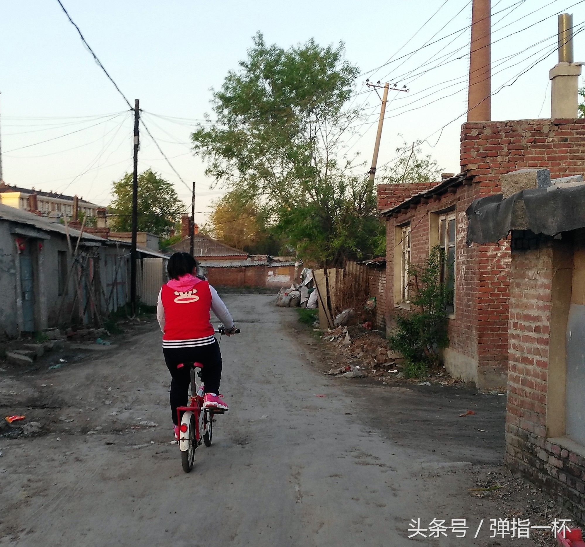 东北小镇老街人们的日常生活，时尚美女聊天的大妈喝酒的大叔都有