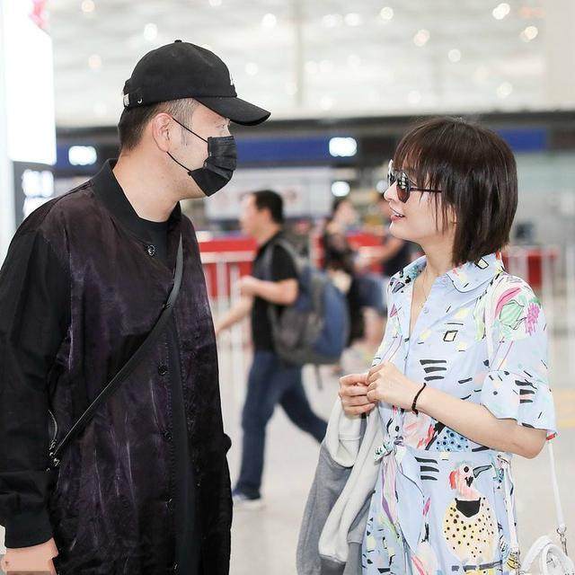 郝蕾真大胆! 穿的蕾丝连衣裙也太透明了 网友: 根本遮不住还不如