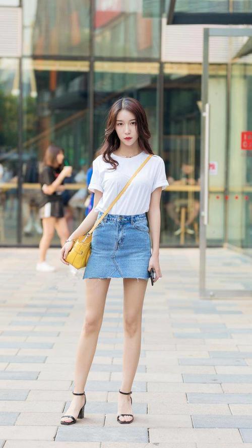 路人街拍：曾以为牛仔裤不适合高跟鞋，被小姐姐一穿，秀出曲线美