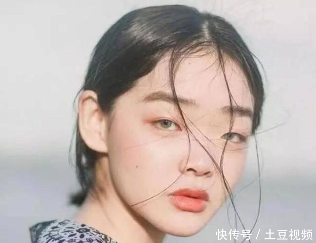  『缺陷』亚洲人讨厌的脸部缺陷她全占了，还被Dior青睐逆袭成高级时尚？