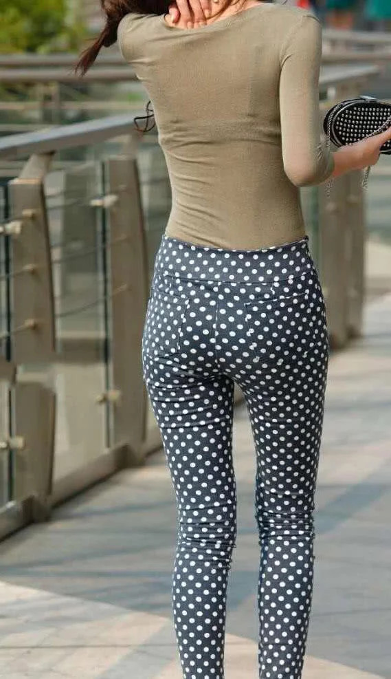 气质小姐姐墨绿色薄纱上衣若隐若现，颇有韵味儿，非常的有看点