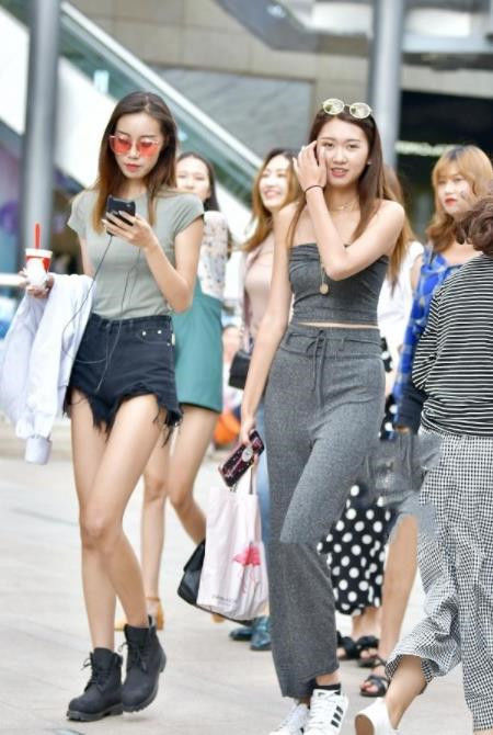  [尽显]街拍：长发披肩的小姐姐，一条时尚修身裙，尽显优雅的好身材
