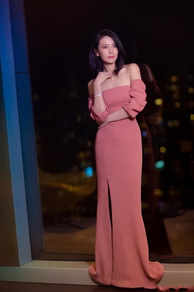 高圆圆真时髦！白色连衣裙就靠两根线支撑着，网友：线断了咋办？