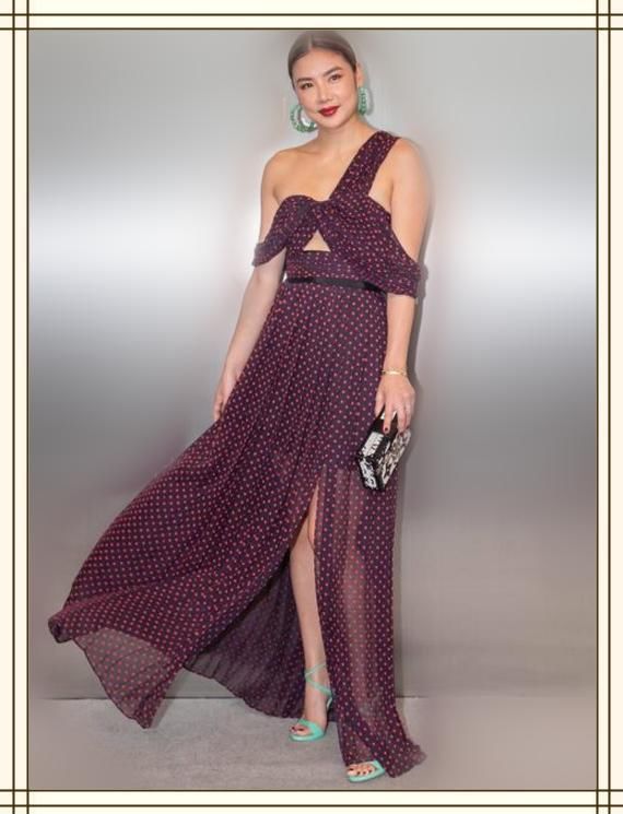 乐基儿真敢穿!胸前只靠一个蝴蝶结?网友:王的女人就是霸气!