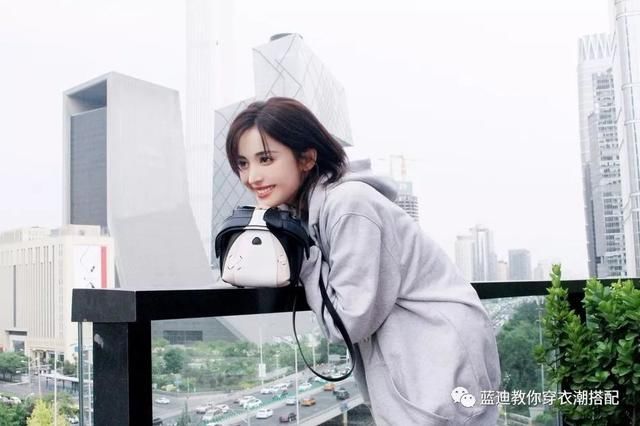 古力娜扎，张俪，王智最近曝光了一组街拍，印花吊带长裙