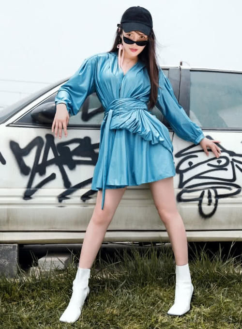 大嫂徐冬冬厉害了，这是把裙子卷起来当腰带？这操作一般人做不来