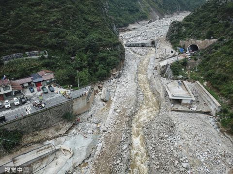 四川汶川:都汶高速临时抢险通道抢通