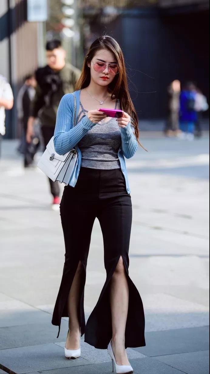 东莞街拍 美女与非美女的区别,就在一条背心上 好有熟女的味道!