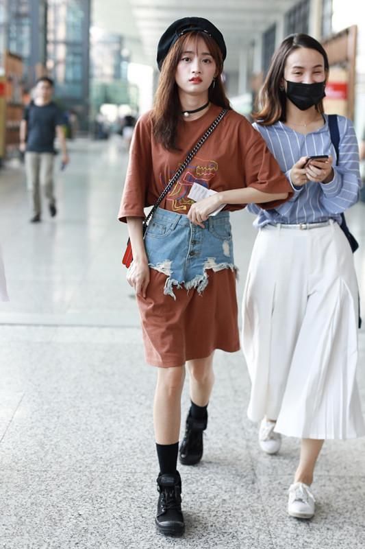 黄婷婷为了抢眼，居然在T恤裙上穿个牛仔短裤，网友:厉害了