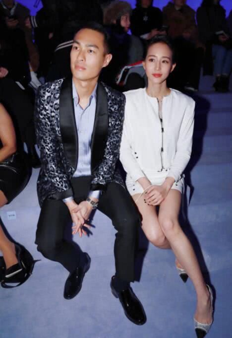 张钧宁一袭白衣，精致有女人味，网友:不经意间的小性感才是最美