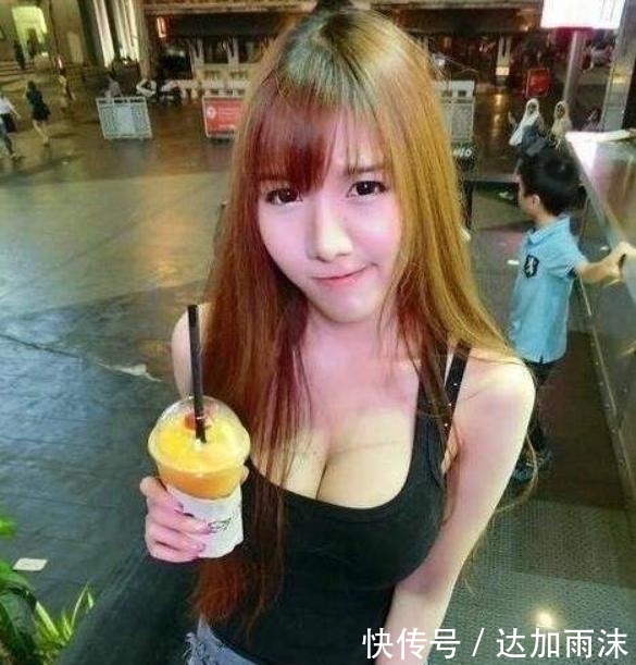 男子在泰国旅游，偶遇美女迎面递来顶草帽，导游大喊：不要伸手！