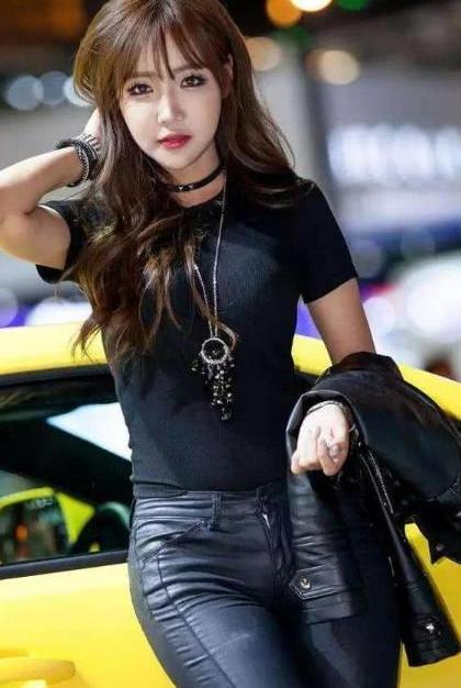 夏天美女穿搭紧身裤，即芬芳迷人又楚楚可人