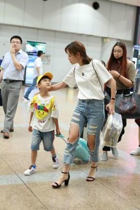 叶一茜现身机场，牛仔破洞裤烂得没一块好地方，网友：辣妈真敢穿