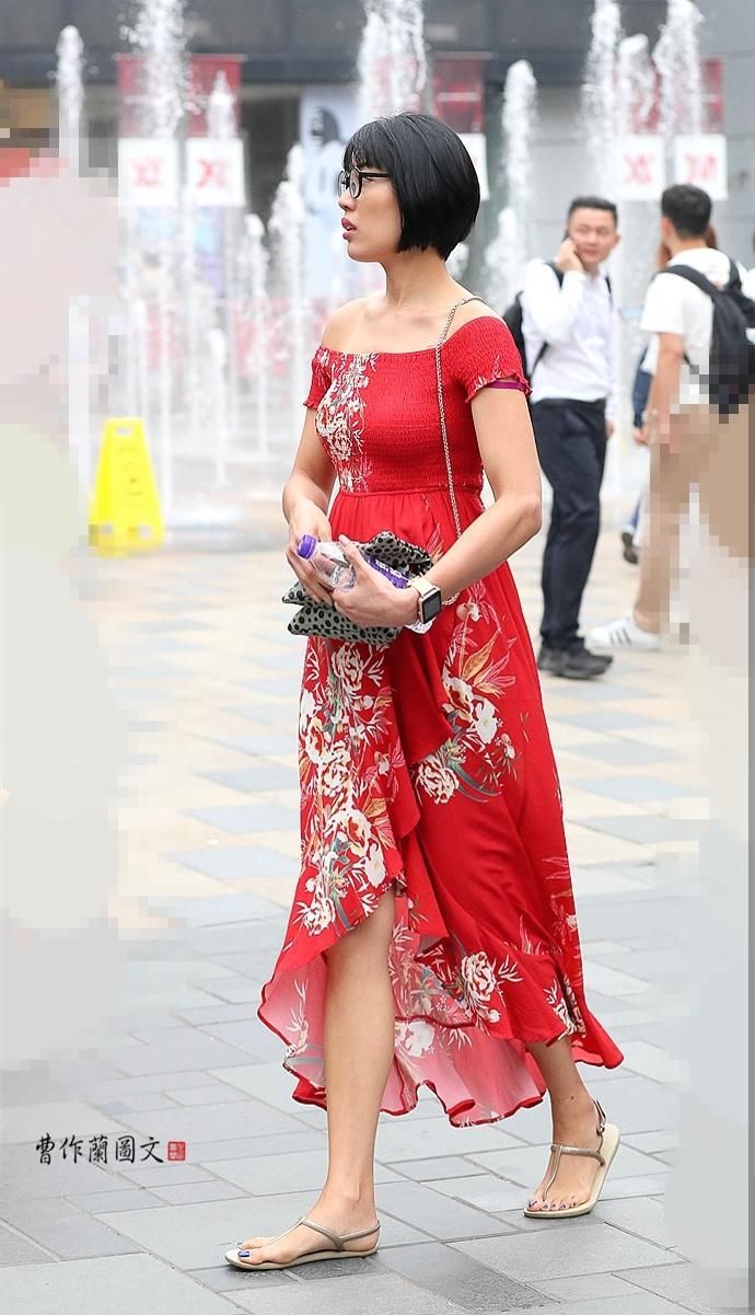 街拍:穿真丝连衣裙的美女，有一种不可名状的优雅