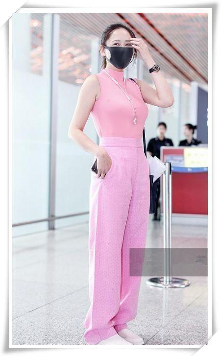 当39岁陈乔恩和43岁周迅同穿无袖背心，网友：气场差距有点尴尬！