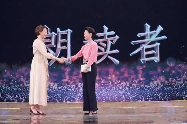 价值过万的粉色衬衫，21岁关晓彤青春少女，58岁惠英红优雅显气质