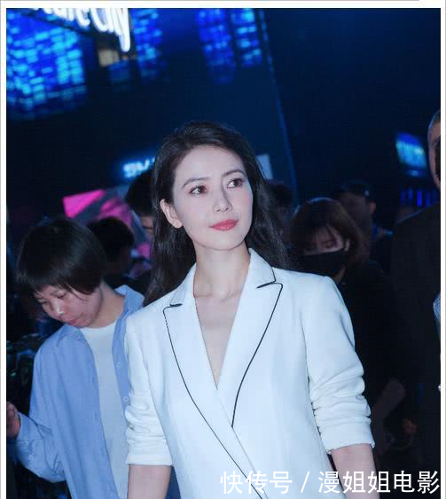 看了高圆圆的白西装，再看看张钧甯，真想对赵又廷说一句好福气