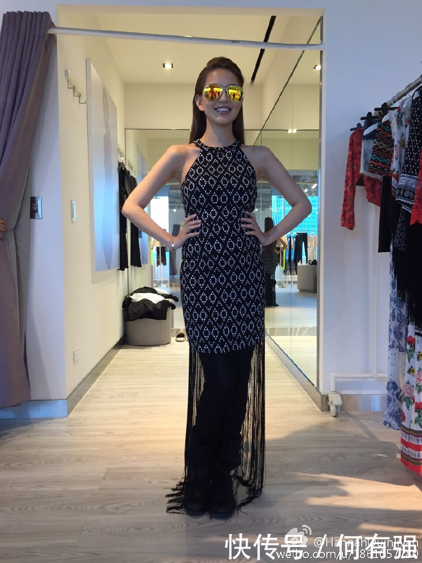 长腿女神霸道来袭！25岁昆凌穿复古连衣裙尽秀大长腿，网友：女神