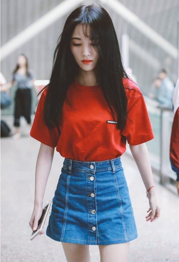 鞠婧祎为秀腹肌太猛了，硬是把衣服剪个窟窿，意外时尚