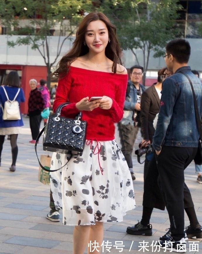  气质@美女街拍：亭亭玉立的小姐姐，穿搭时尚，气质真美！