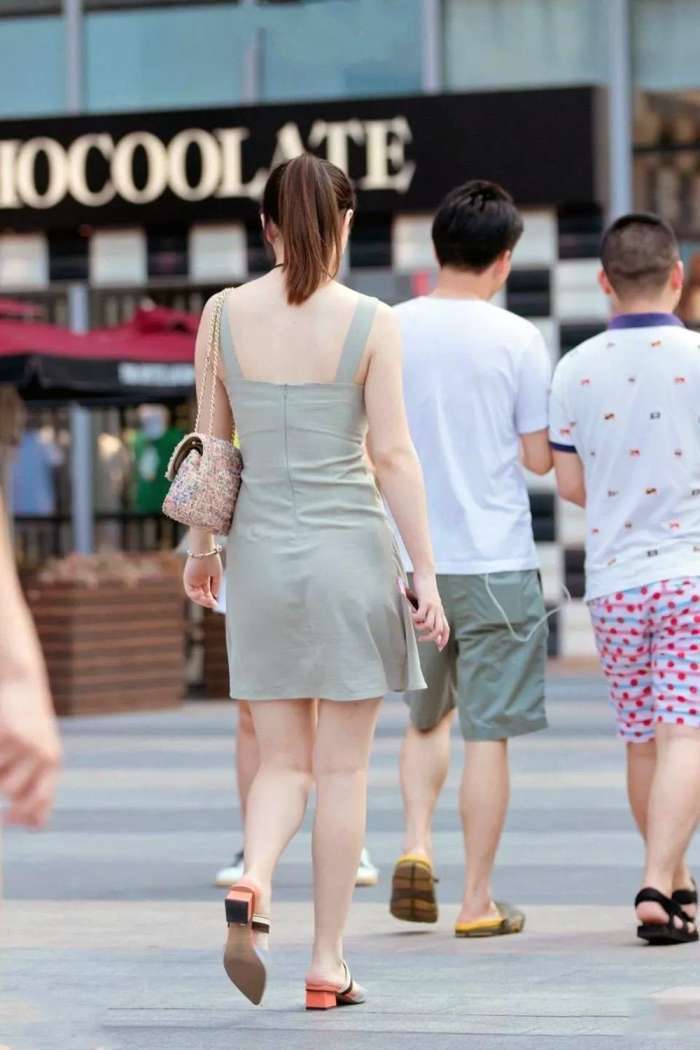 街拍: 紧致贴身裙辣妈, 身材傲娇, 走路就是这么自信!