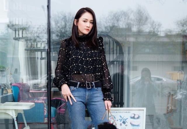 陈乔恩衬衫配牛仔裤，居然还穿了一双短靴，网友：看着都觉得热！