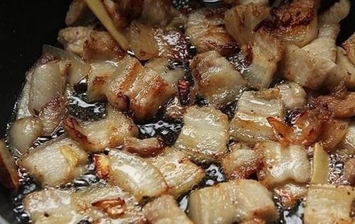  【辣椒】小炒肉中的五花肉，肉质细嫩，麻辣鲜香，加上洋葱就是好吃